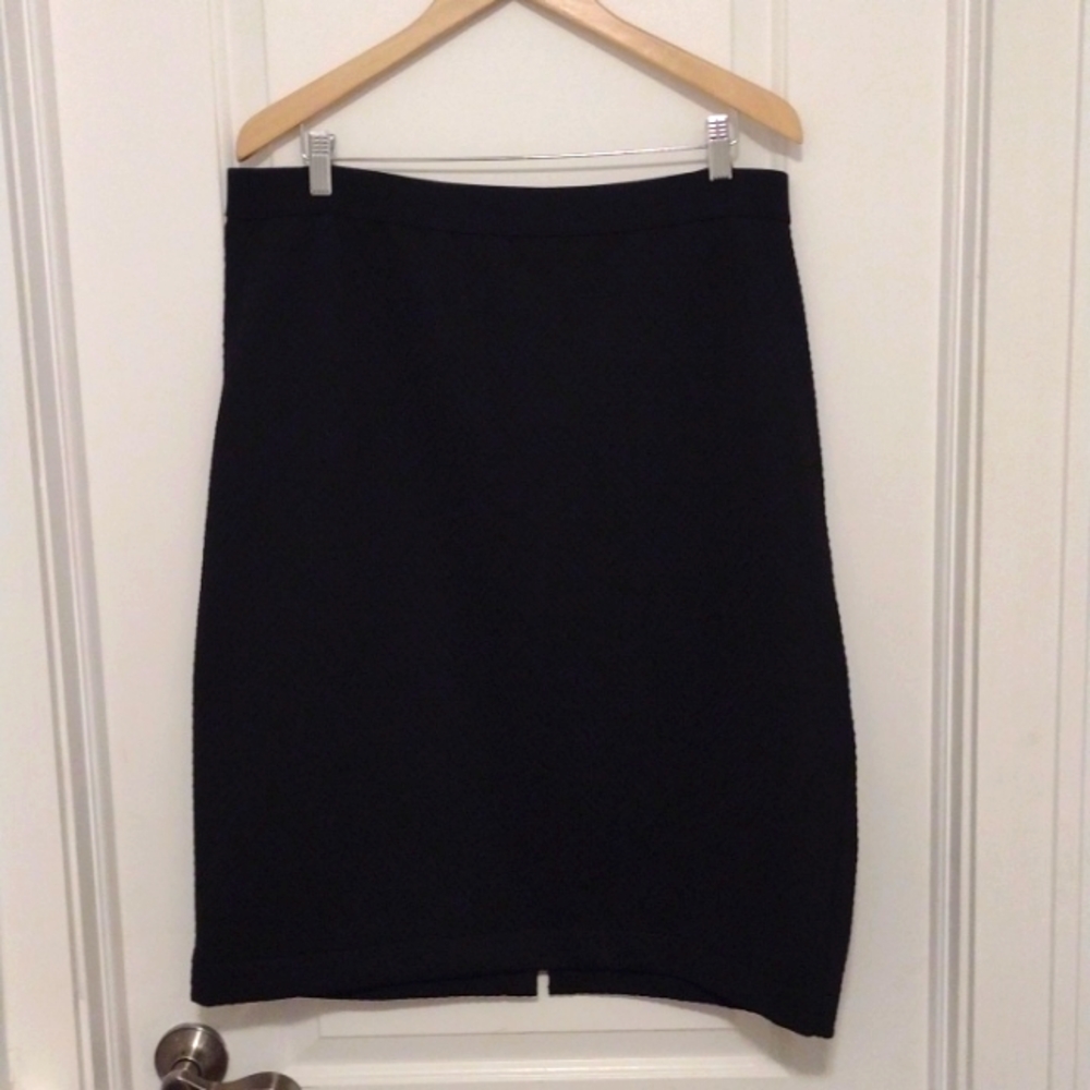 NWT Textured,black, straight,skirt,size 2x. Alfani